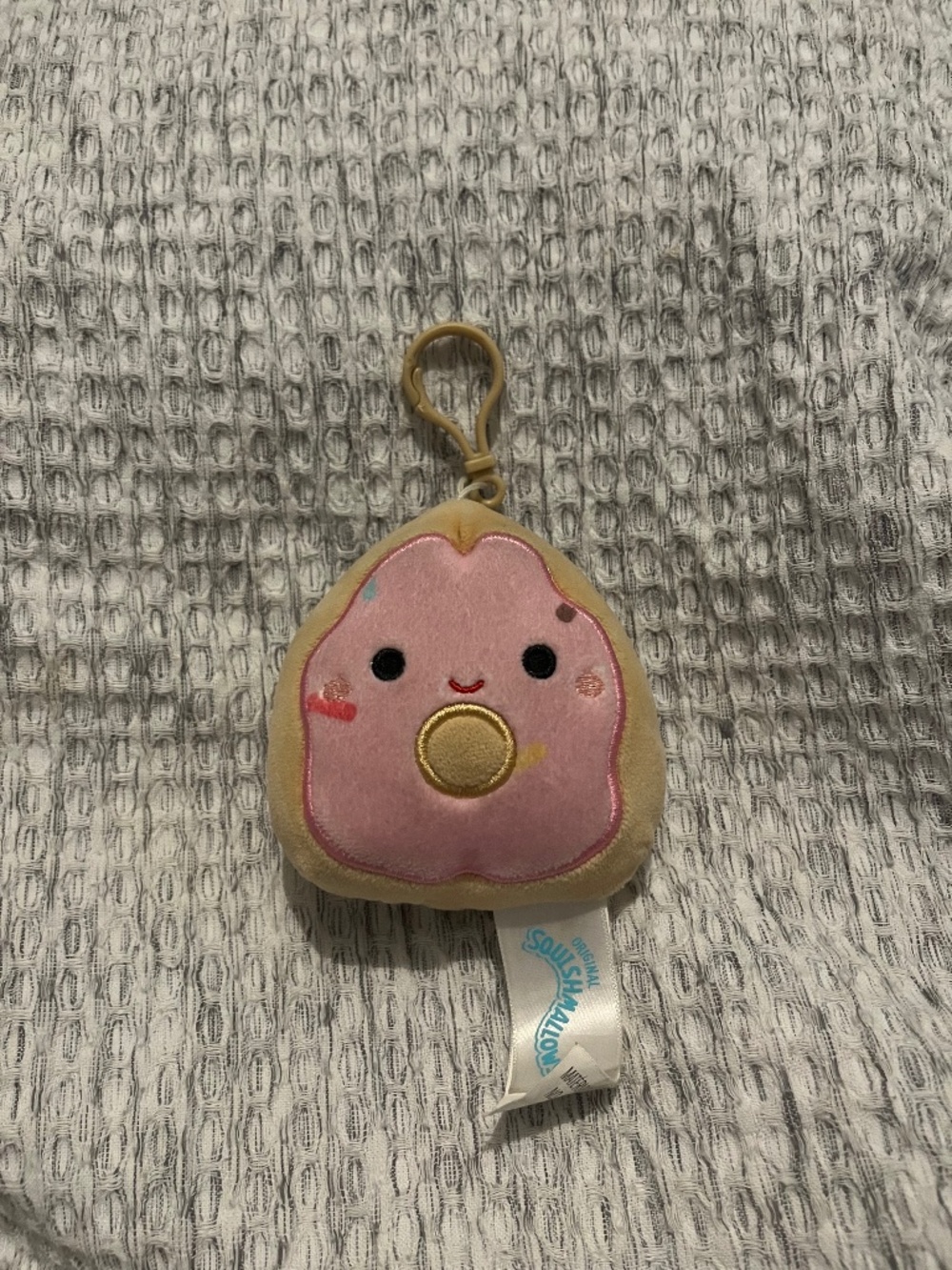 SQUISHMALLOW DONUT KEYCHAIN